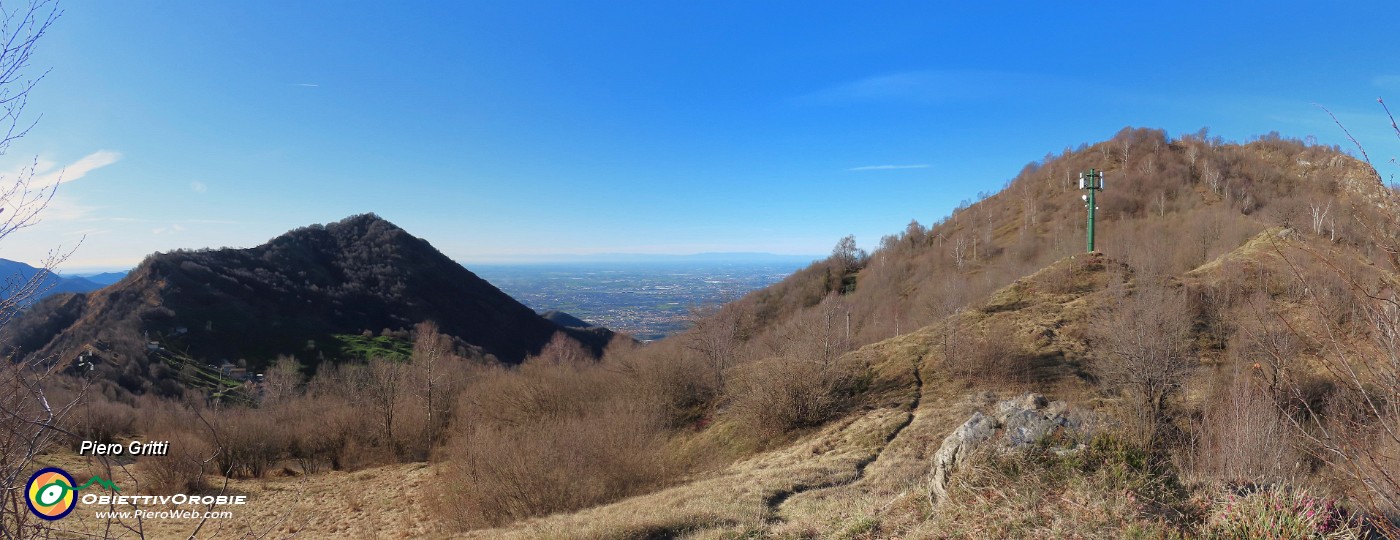 18 Salendo dai ripetitori alla cima della Corna Bianca con vista sul Podona.jpg